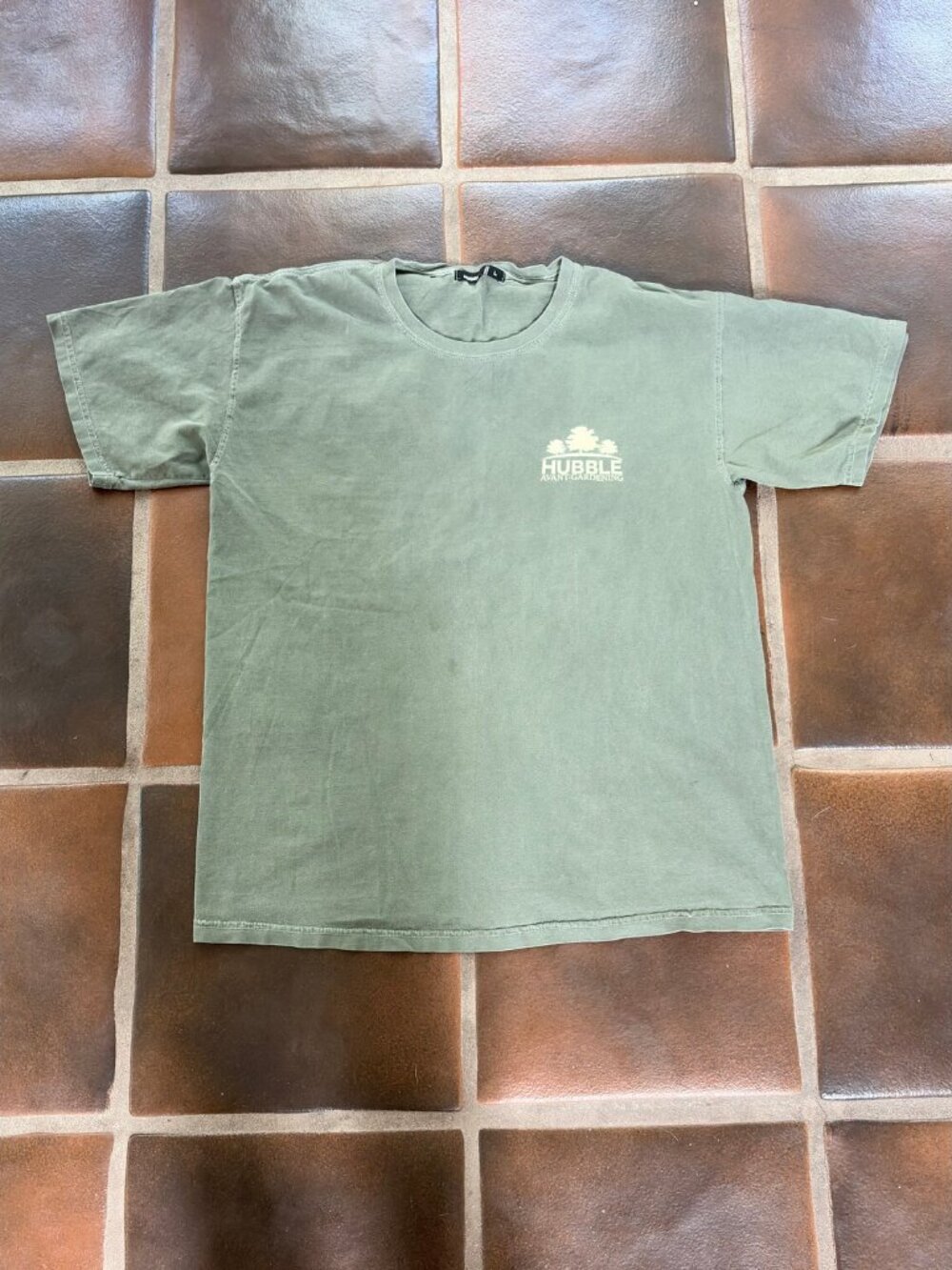 Hubble Studio Avant-Gardening Tee Olive L